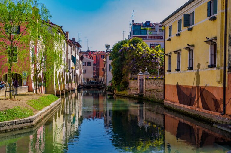 Canale dei Buranelli a Treviso con glicine in fiore e le case riflesse sull’acqua