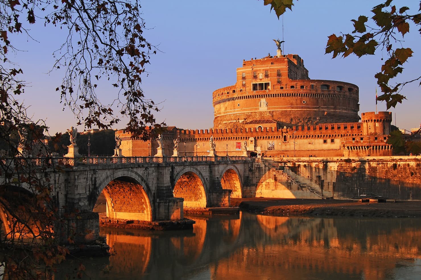 Castel Sant'Angelo a Roma al tramonto con il ponte e il Tevere