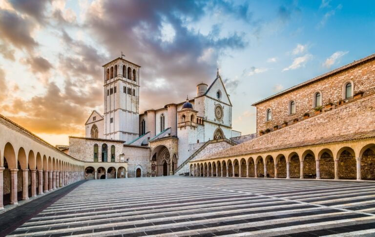 La Basilica di San Francesco ad Assisi nella luce calda di fine estate, alle soglie dell'autunno