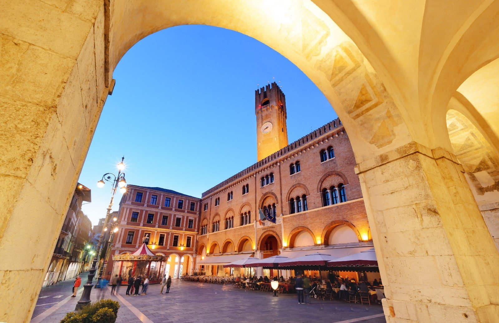 Piazza dei Signori a Treviso con il Palazzo dei Trecento e la torre civica all’ora blu