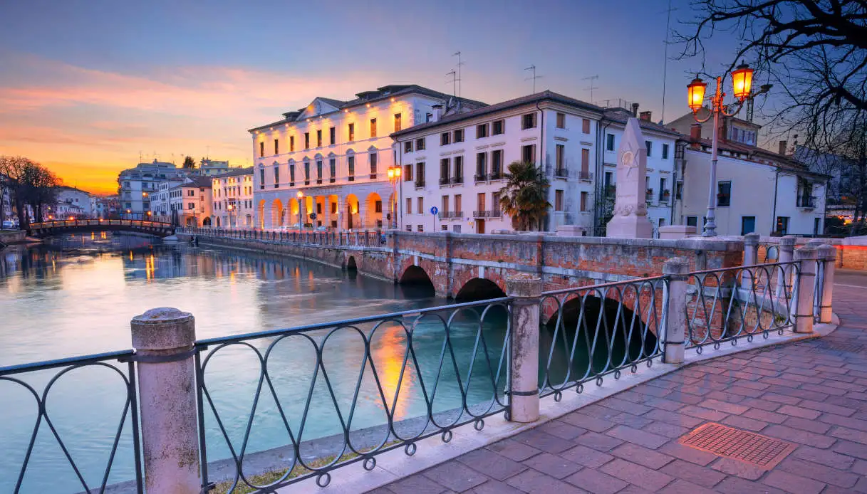 Ponte e canale di Treviso al tramonto, dove il Sile e il Cagnan si incontrano