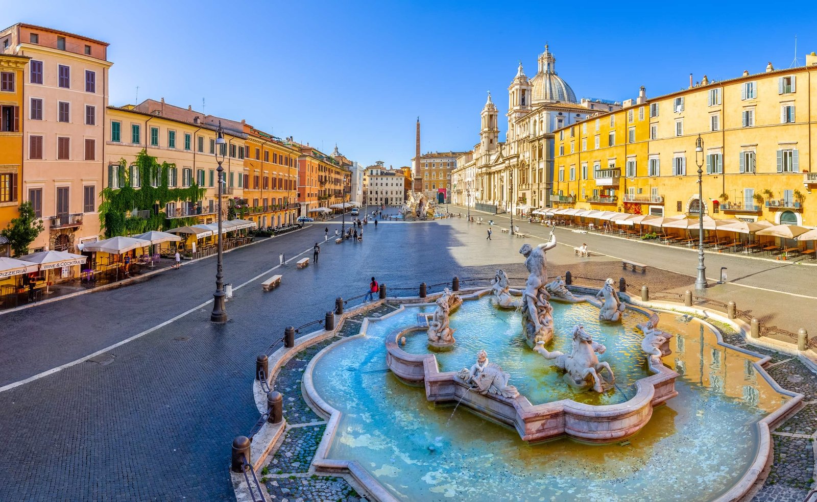 Piazza Navona a Roma con la facciata della chiesa di Sant'Agnese in Agone del Borromini e la Fontana dei Quattro Fiumi del Bernini