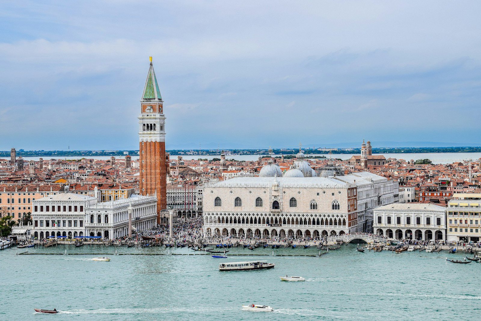 Piazza San Marco e Palazzo Ducale a Venezia visti dall’acqua