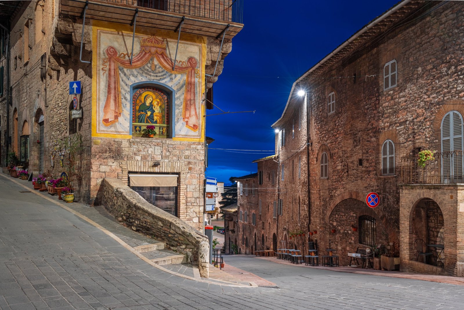 La fontana di Piazza del Comune ad Assisi, sulla strada verso la Basilica di Santa Chiara