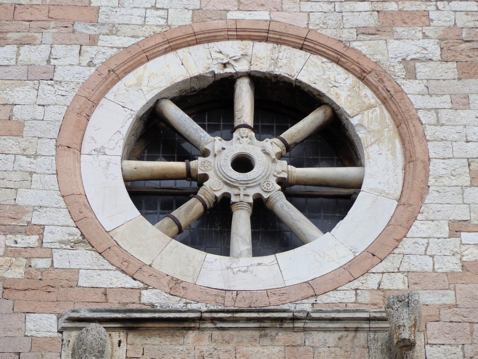 Il rosone in pietra della facciata del Santuario della Spogliazione ad Assisi