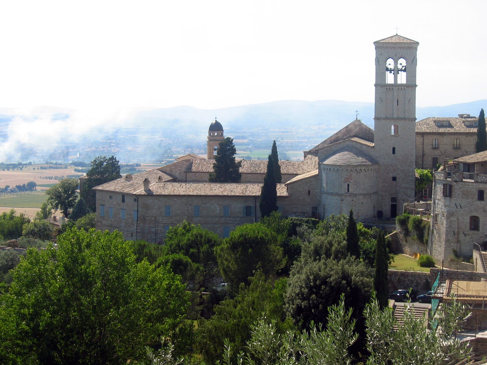 Il Santuario della Spogliazione visto dall'alto di Assisi, con il campanile e la Valle Umbra sullo sfondo