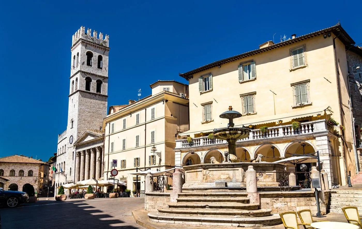 Piazza del Comune di Assisi con il Tempio di Minerva e la Torre del Popolo