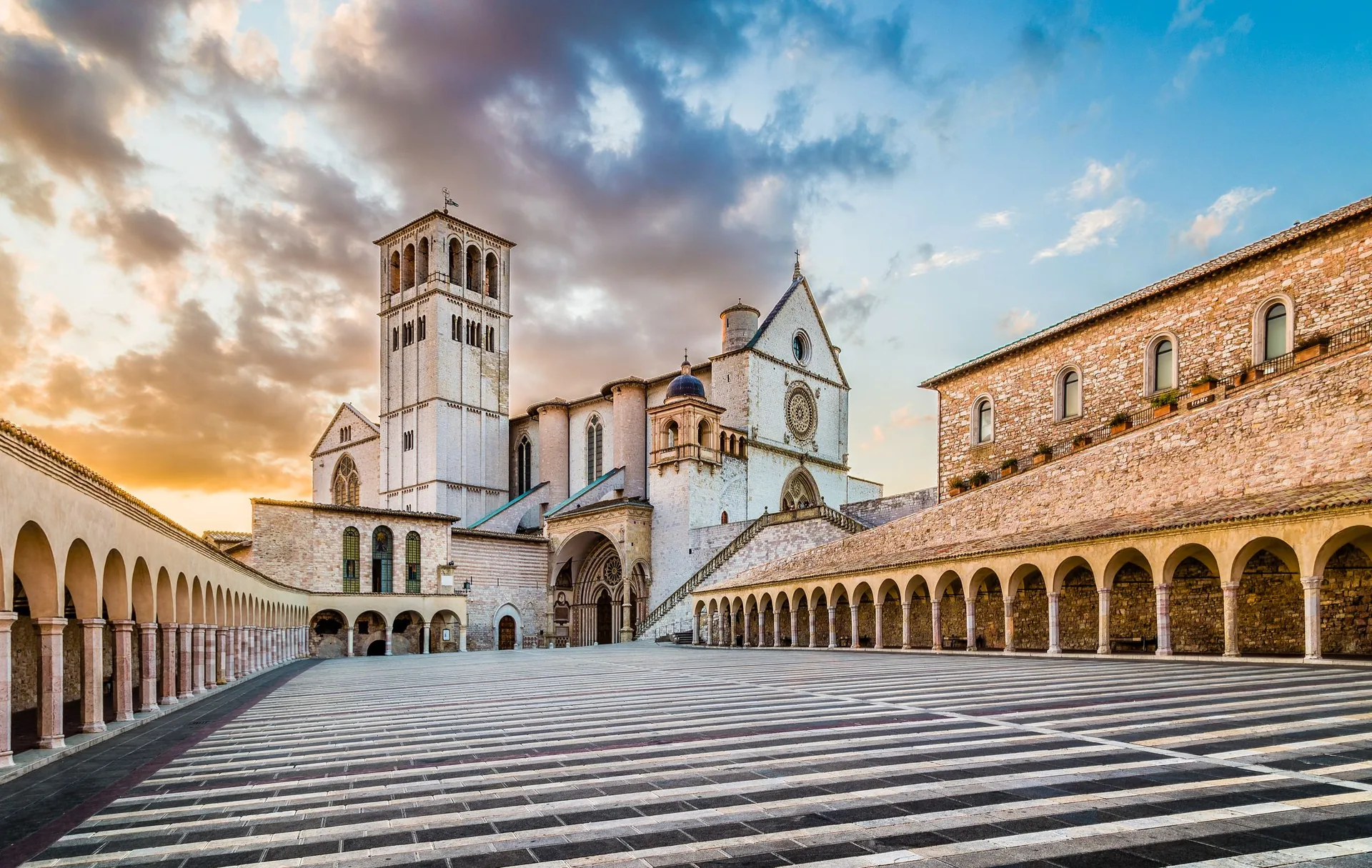 La Basilica di San Francesco al tramonto, Assisi