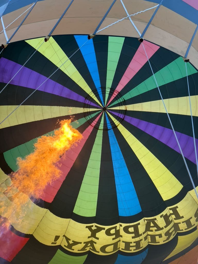 Interno colorato dell'involucro di una mongolfiera con la fiamma del bruciatore accesa