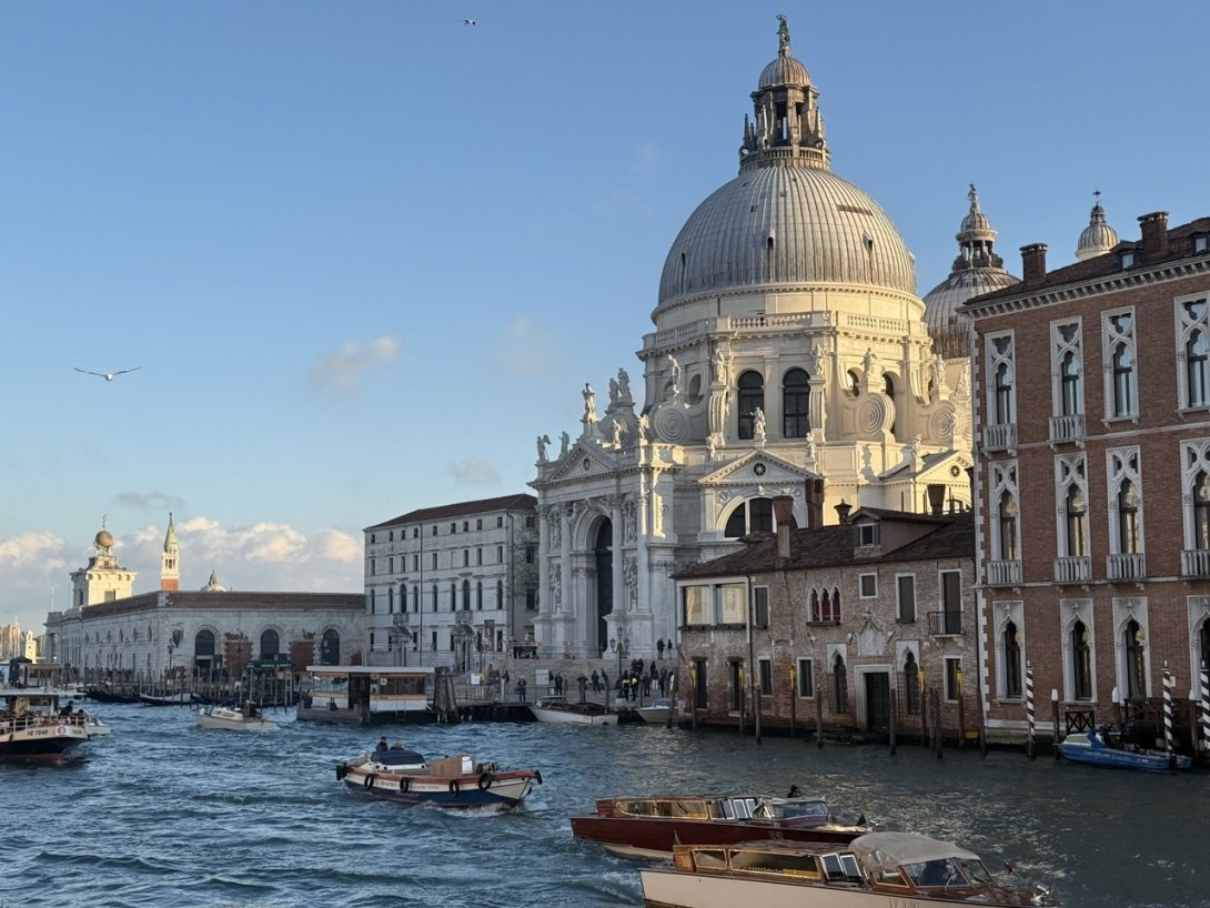 La Basilica della Salute vista dal Canal Grande con le barche nella luce del pomeriggio